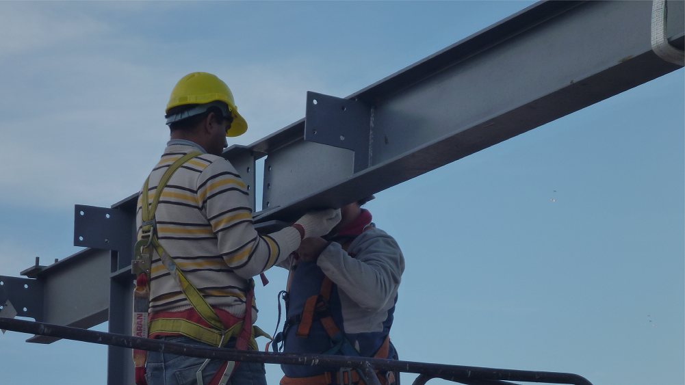 Personal técnico de I-MEGA trabajando en planta industrial